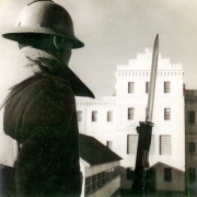 Perfil de homem guardando a Casa de Correção