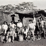 Homens posando para foto