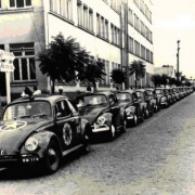 Viaturas da PRM, estacionadas uma atrás da outra na rua, em frente a um prédio.