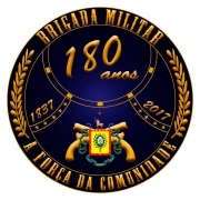 Selo circular de fundo azul-escuro, contendo na parte superior o texto Brigada Militar em amarelo, e na parte inferior o texto "A Força da Comunidade". Ao centro, o texto 180 anos, 1837 - 2017, junto do brasão da brigada sobreposto a 2 armas cruzadas.