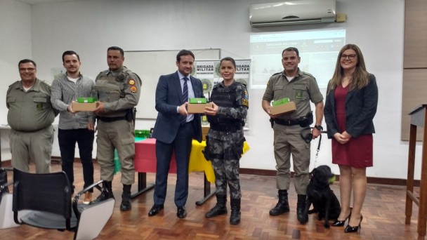 policiais recebendo materiais do judiciário