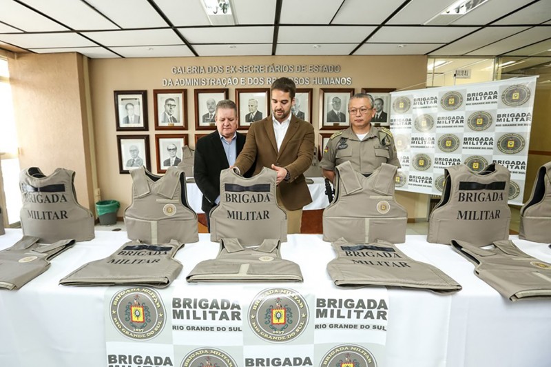Secretário da Segurança, Ranolfo Vieira, governador Eduardo Leite, e comandante-geral da BM, coronel Ikeda verificam coletes balísticos