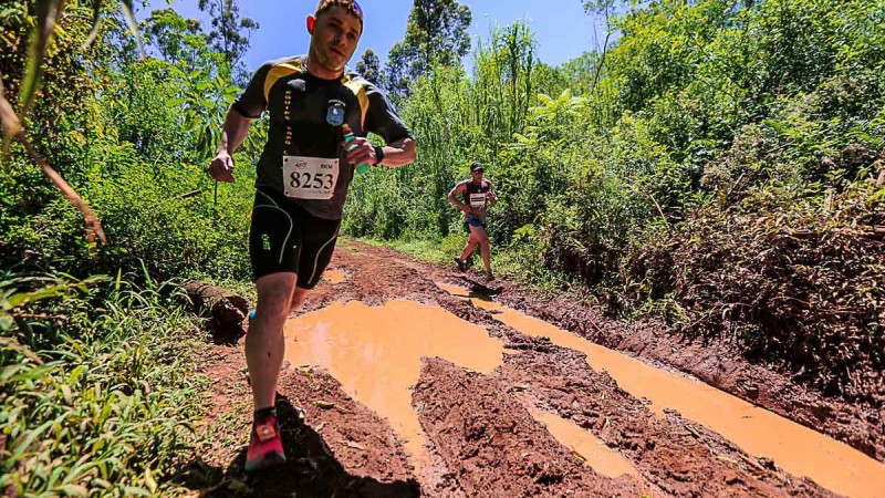 Soldado Bittencourt passando por lamaçal na corrida de trilhas