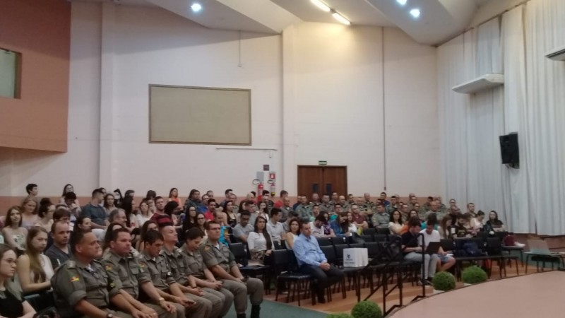 Seminário com a presença de alunos da Unijuí e policiais militares