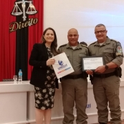 entrega de mimos aos palestrantes