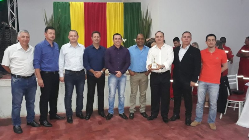 Comandante do CRPO/VRP, Coronel Reis e seus Oficiais com o troféu de reconhecimento da comunidade do Centro Serra