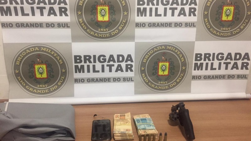 Brigada Militar de Santa Cruz do Sul prende dupla por roubo a estabelecimento de ensino