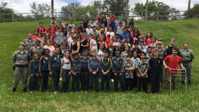 Pelotão Mirim da Brigada Militar e estudantes da Escola de Sinimbu realizam visita ao Parque Zoológico de Sapucaia do Sul/RS.