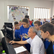policial Militar da sala de operações mostrando as funções do serviço do telefone de emergência. 