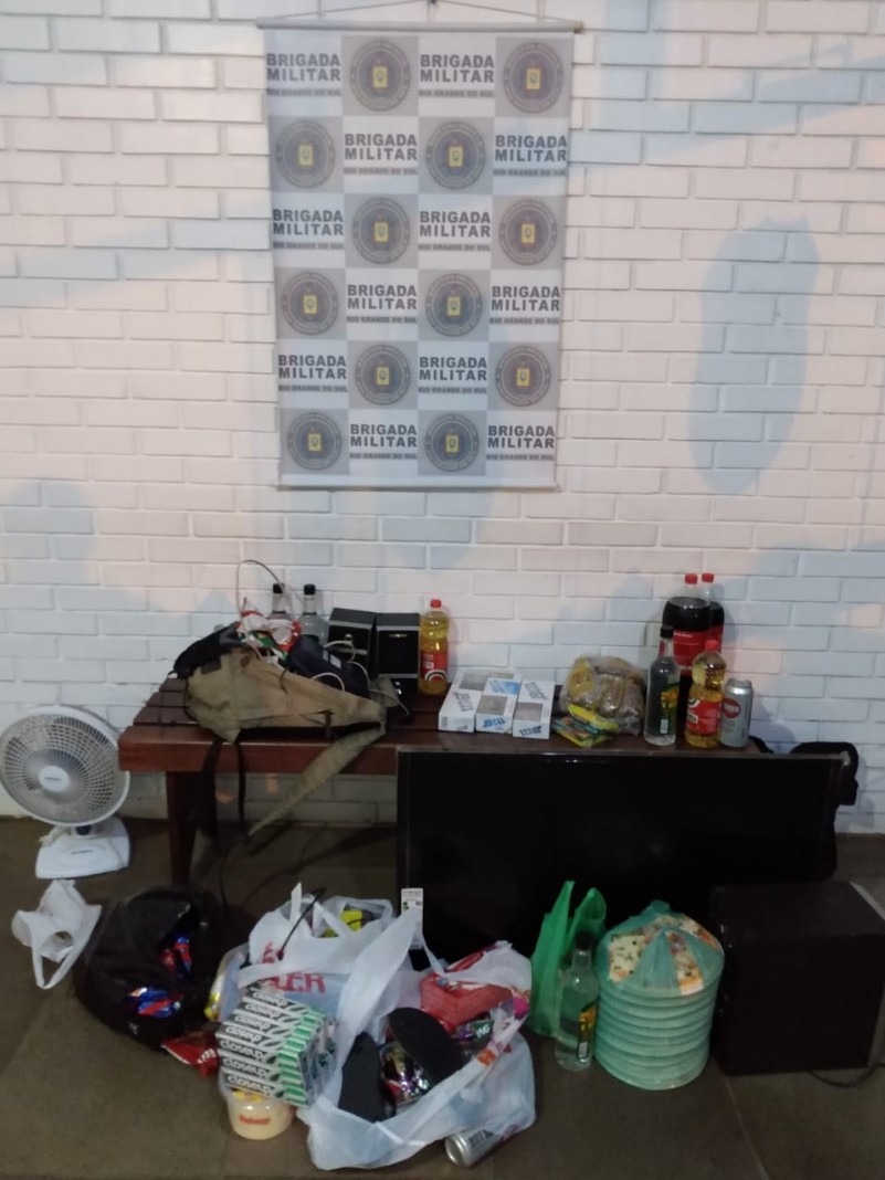 Foto com objetos apreendidos