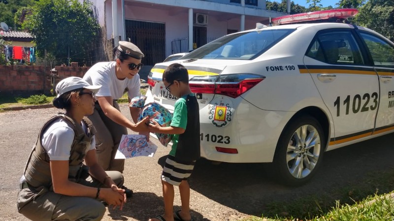Entrega do presente ao menino