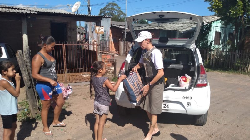 policial feminina entregando presente de natal a uma criança