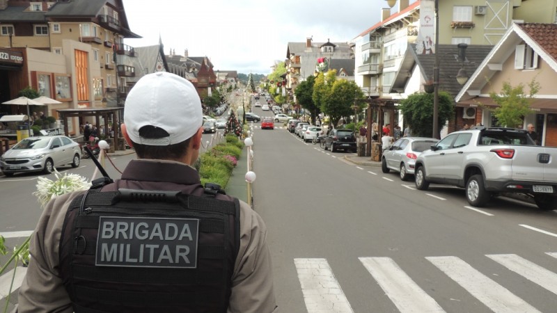 Na foto aparece um Policial Militar no policiamento ostensivo no centro de Gramado