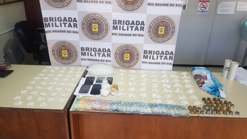 Mulher é presa por tráfico de drogas no bairro Humaitá