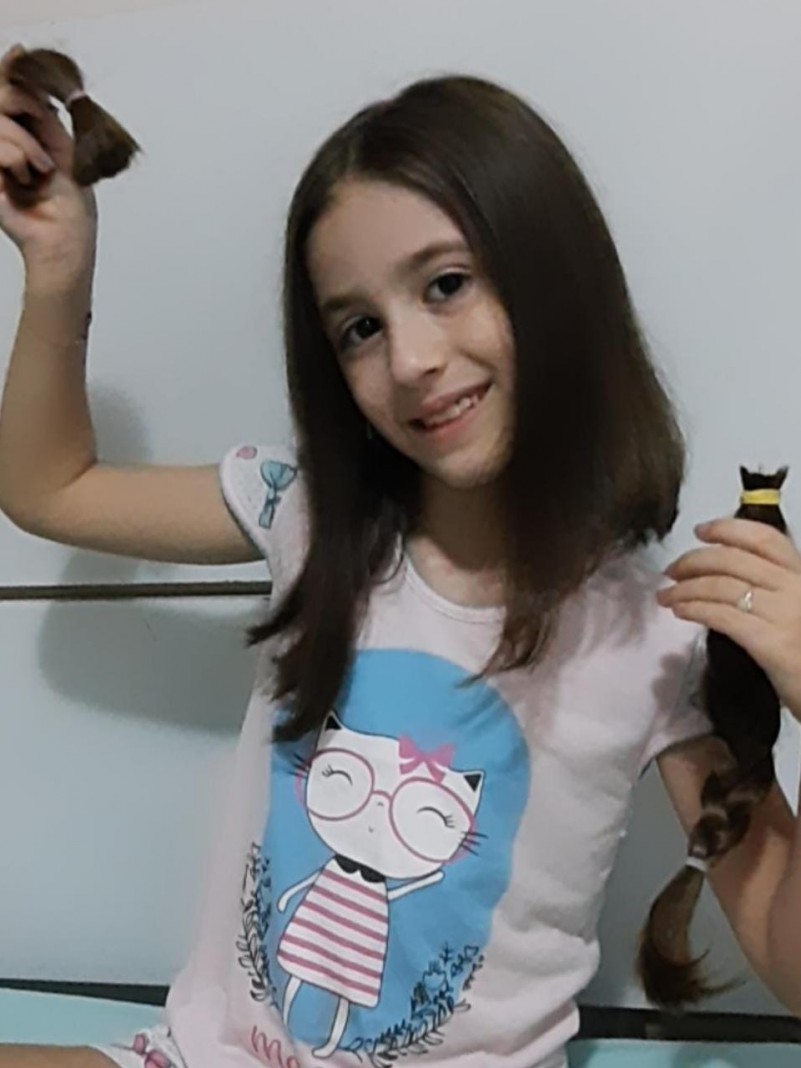 A pequena Milena fez sua doa&ccedil;&atilde;o de mechas