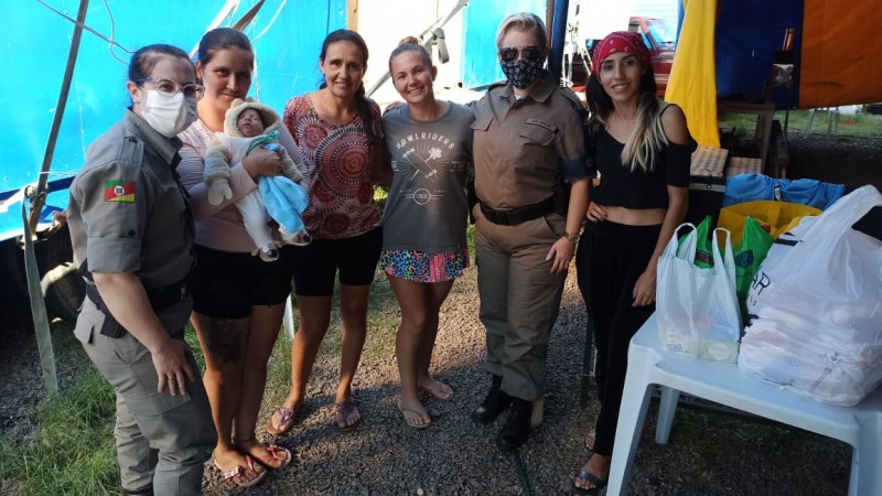 Fam&iacute;lias do Circo recebem donativos