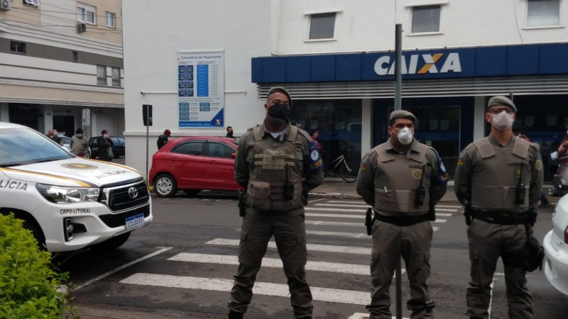 Policiamento refor&ccedil;ado durante pagamento do aux&iacute;lio