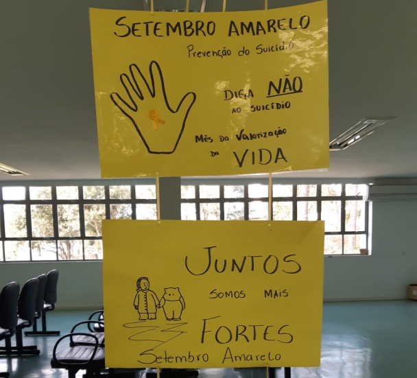 Confecção de broches da campanha e cartazes por pacientes internados na UIP em atividade de Terapia Ocupacional