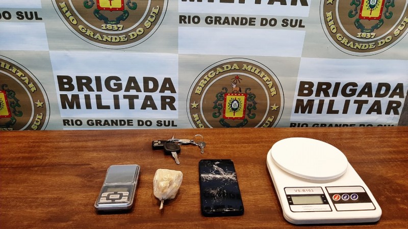 BM de Viamão prende trio por tráfico de drogas