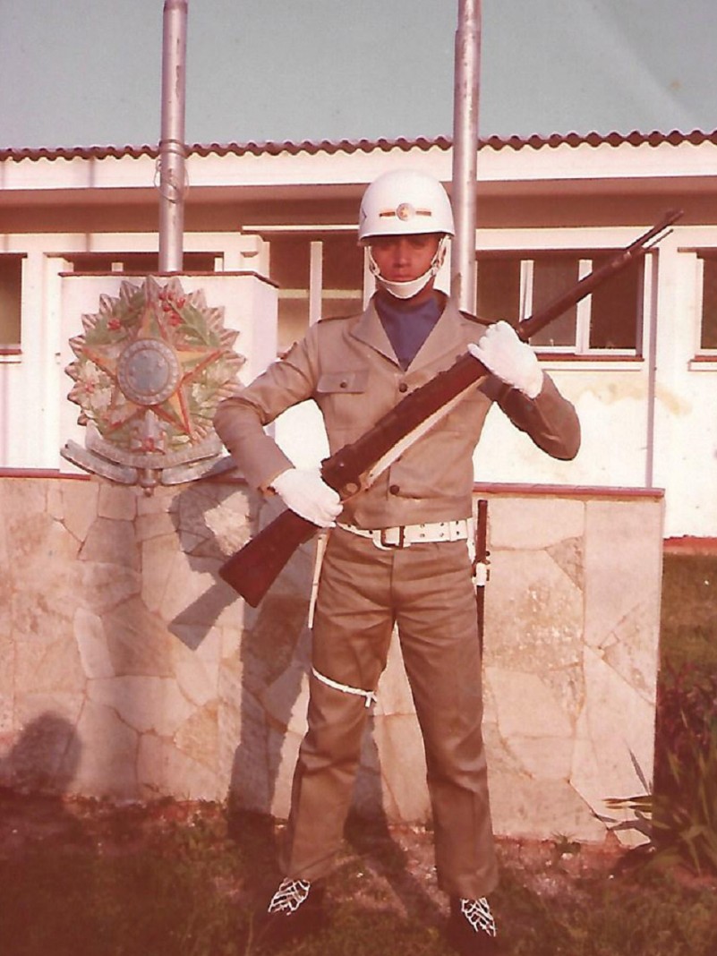 PM de prontidão no antigo corpo da guarda do quartel