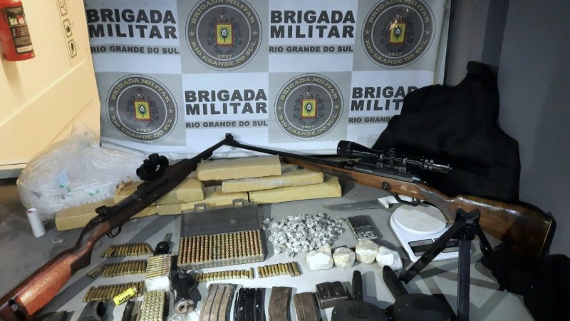 21º BPM prende homem por tráfico de drogas e porte ilegal de arma de fogo em Porto Alegre