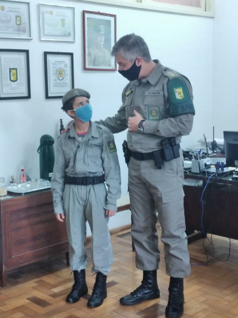 Menino que sonha em ser policial
