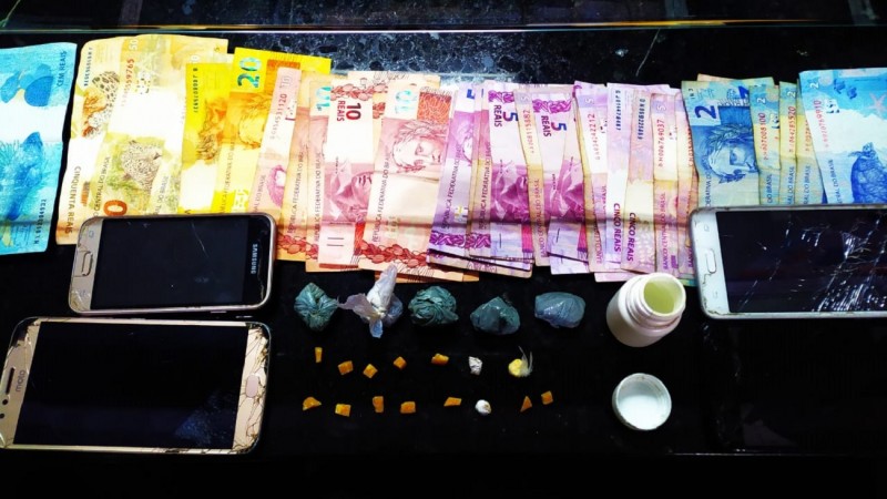 Crack, maconha e dinheiro apreendidos