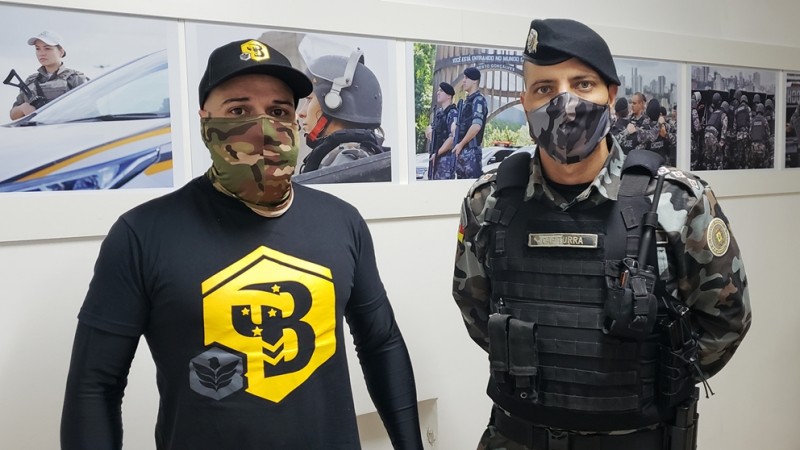 Produtor ao lado do Subcomandante do 4ºBPChoque