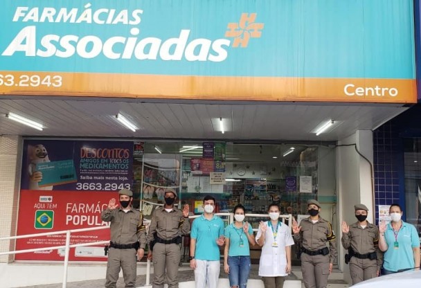 Alunos da Esfes/Osório em uma farmácia participante da campanha