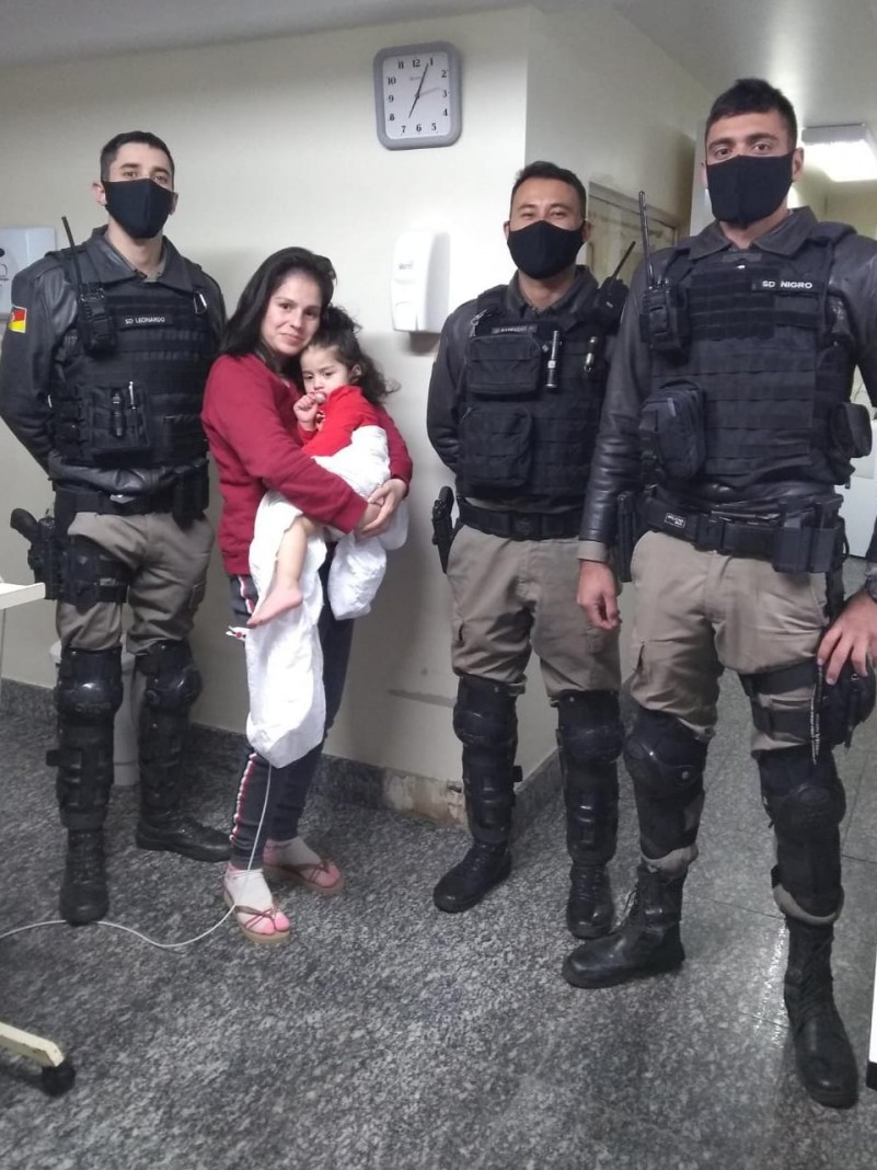 Sd Leonardo, Sd Barragan e Sd Nigro prestaram os primeiros socorros e conduziram a menina ao Hospital