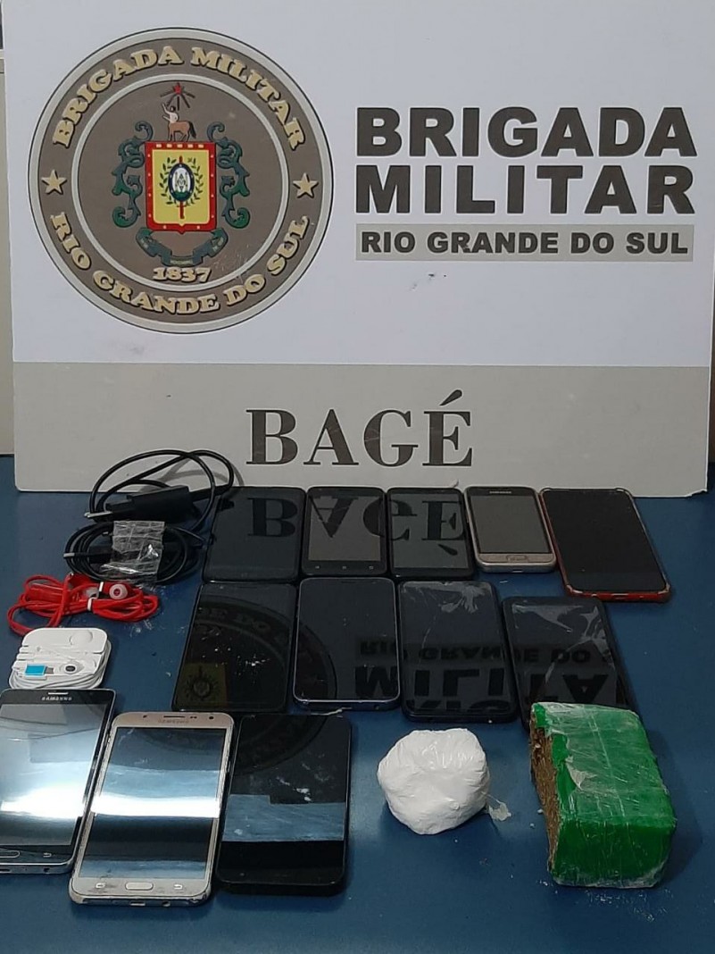 celulares, carregadores, fones e drogas