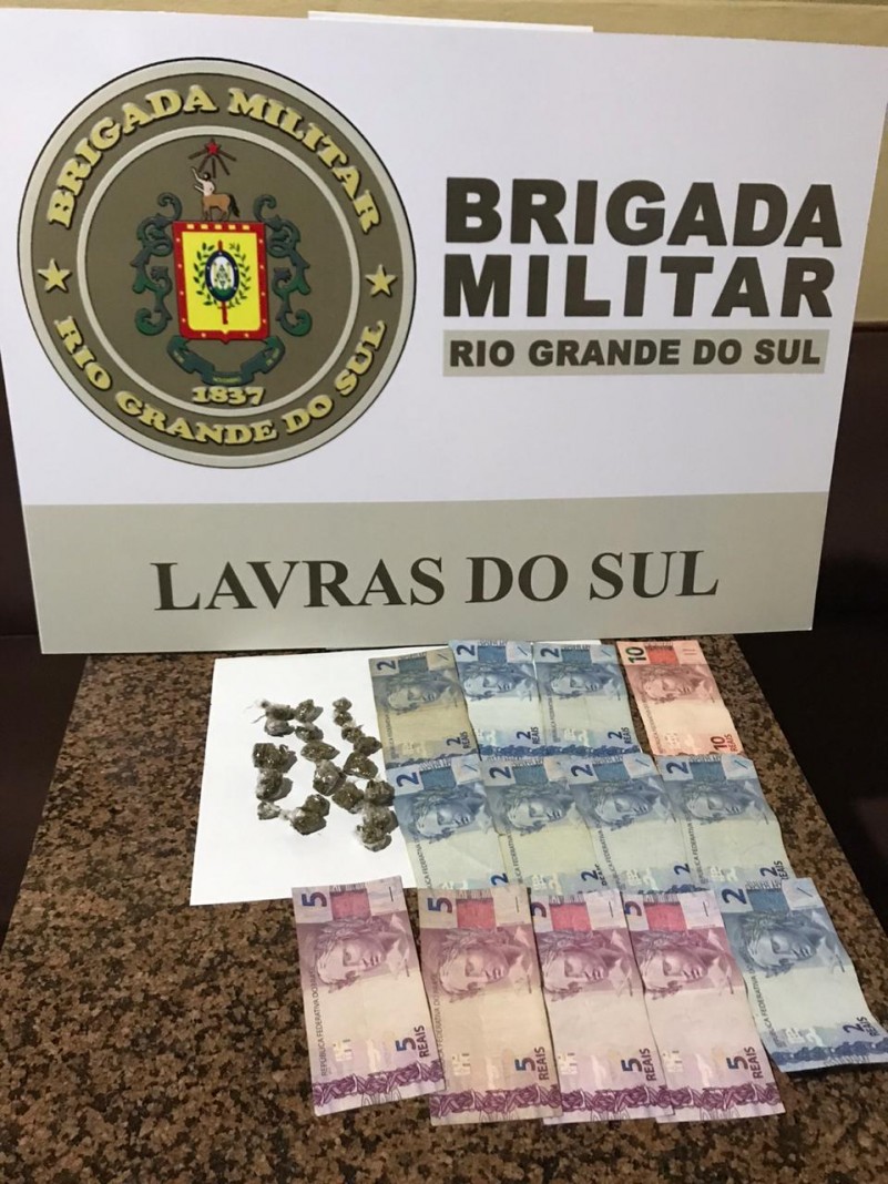 porções de droga e dinheiro