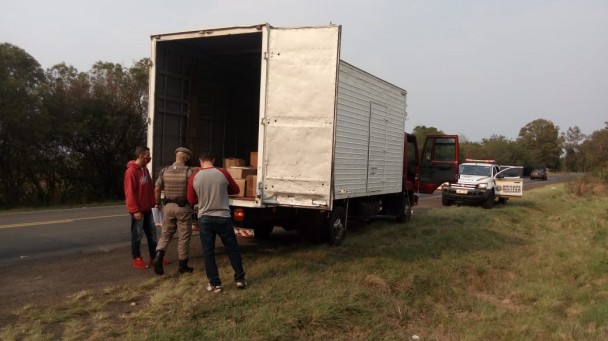 PMs fiscalizando caminhão