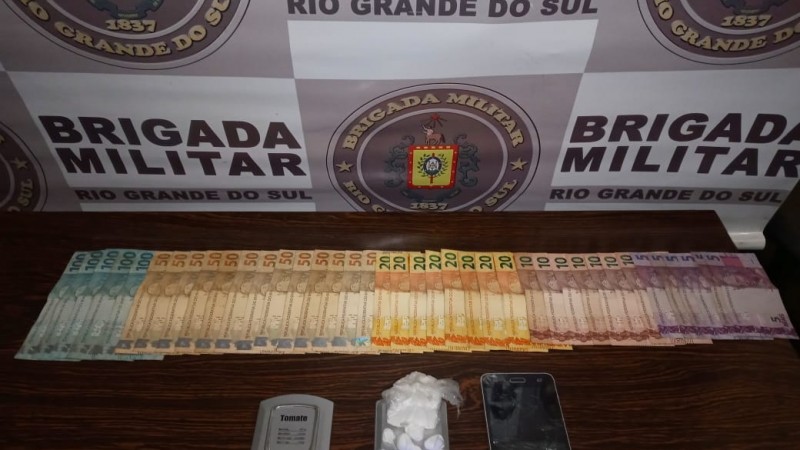 dinheiro, droga e balança de precisão,