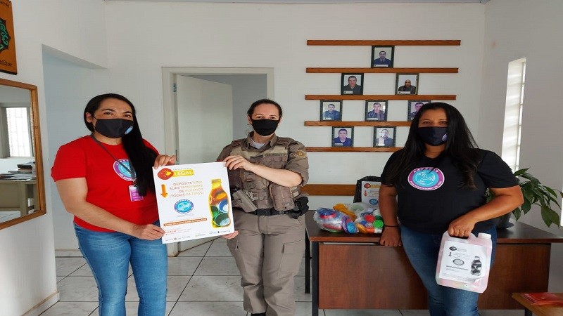 Entrega das tampinhas plásticas para Aapecan de Ijuí