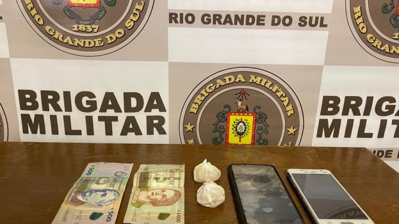 dinheiro, drogas e celulares