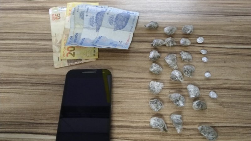 drogas, dinheiro e celular