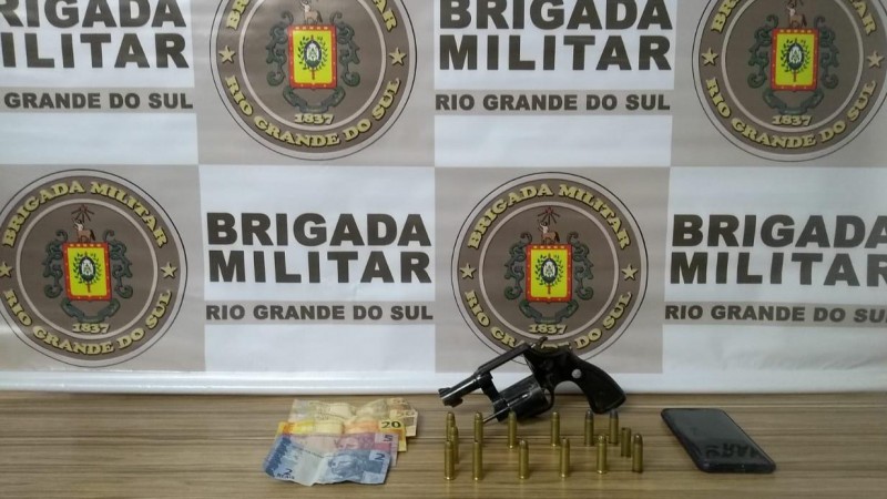 rev&oacute;lver, muni&ccedil;&otilde;es e dinheiro,