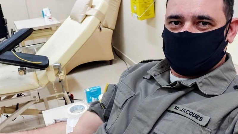 Pm fazendo a doa&ccedil;&atilde;o