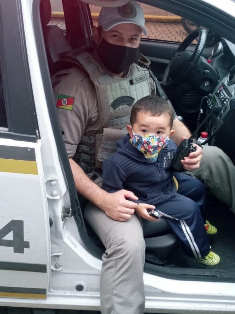 Policiais de Canoas recebem o carinho do pequeno Gustavo