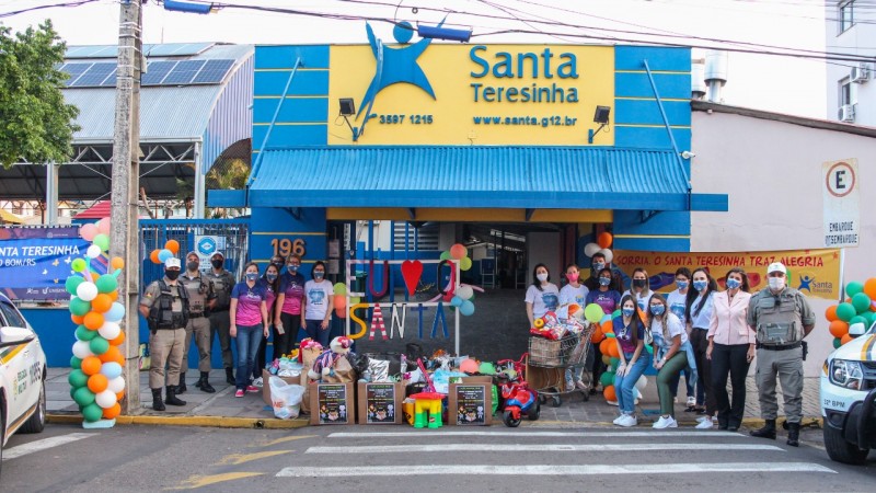 equipe escolar e policiais