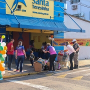 aluno realizando a entrega de brinquedos