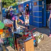 aluna realizando a entrega de brinquedo