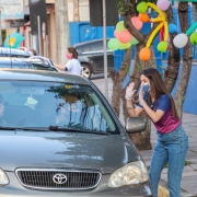 agente escolar interagindo com alunos