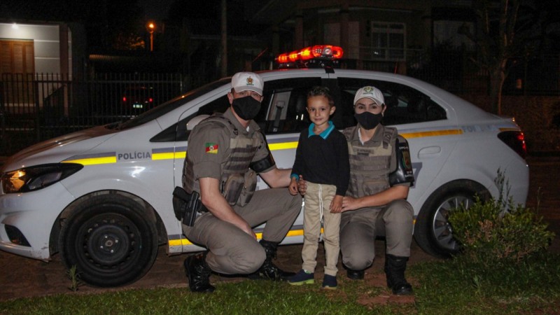 menino com os policiais
