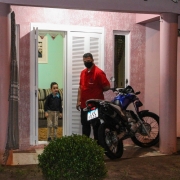 menino momento que percebe a guarnição
