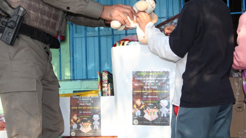 criança recebendo doação de brinquedo