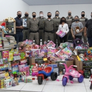 militares com representantes de casas de passagem com material arrecadado em Campo Bom