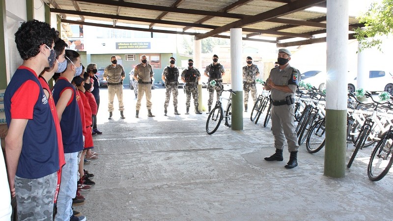 Crianças ganham bike da BM de Capão da Canoa