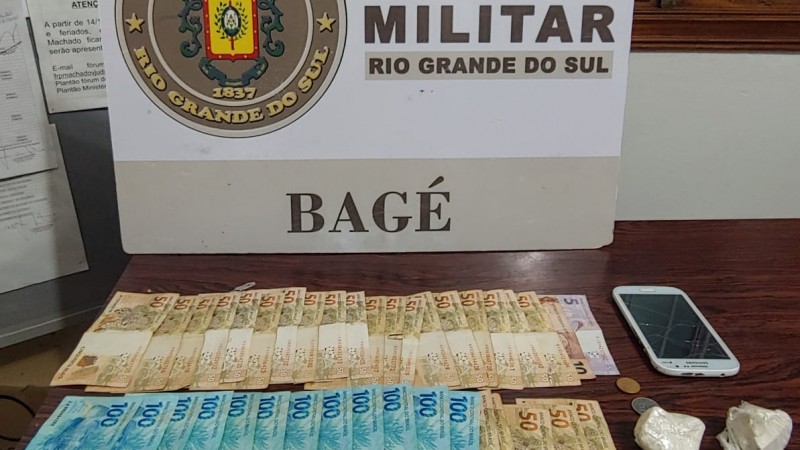 dinheiro, drogas e celular apreendidos